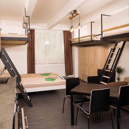 Flying Bed Apartment Close To Prague Castle And Airport ภายนอก รูปภาพ