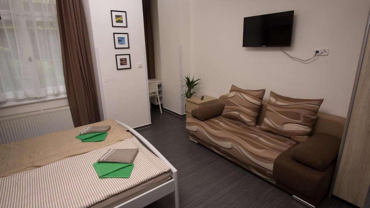 Flying Bed Apartment Close To Prague Castle And Airport ภายนอก รูปภาพ