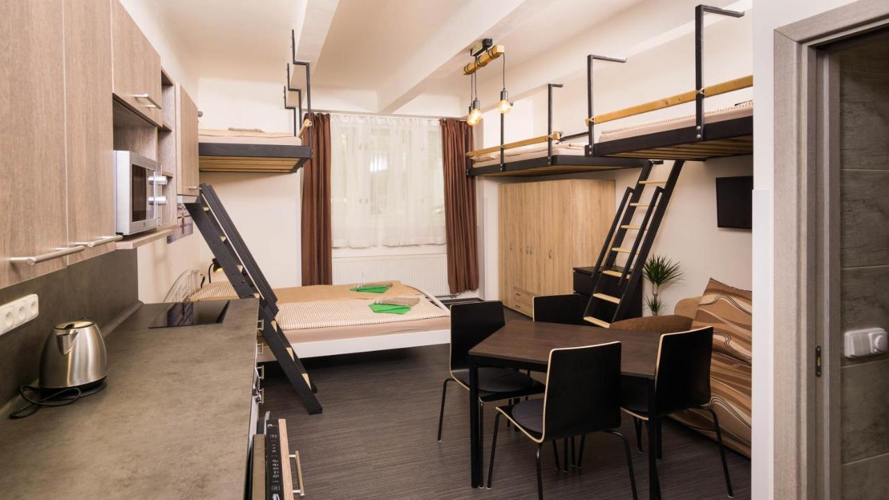 Flying Bed Apartment Close To Prague Castle And Airport ภายนอก รูปภาพ