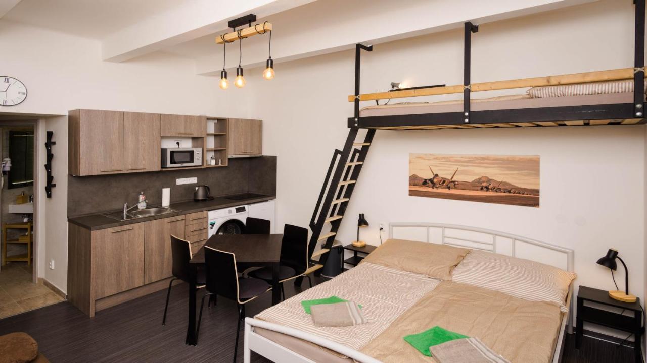 Flying Bed Apartment Close To Prague Castle And Airport ภายนอก รูปภาพ