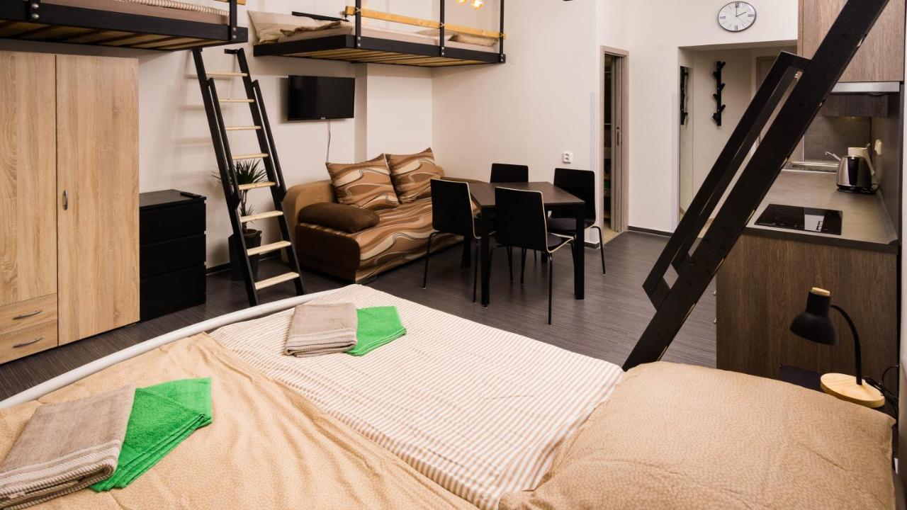 Flying Bed Apartment Close To Prague Castle And Airport ภายนอก รูปภาพ