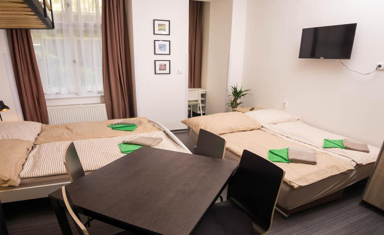Flying Bed Apartment Close To Prague Castle And Airport ภายนอก รูปภาพ