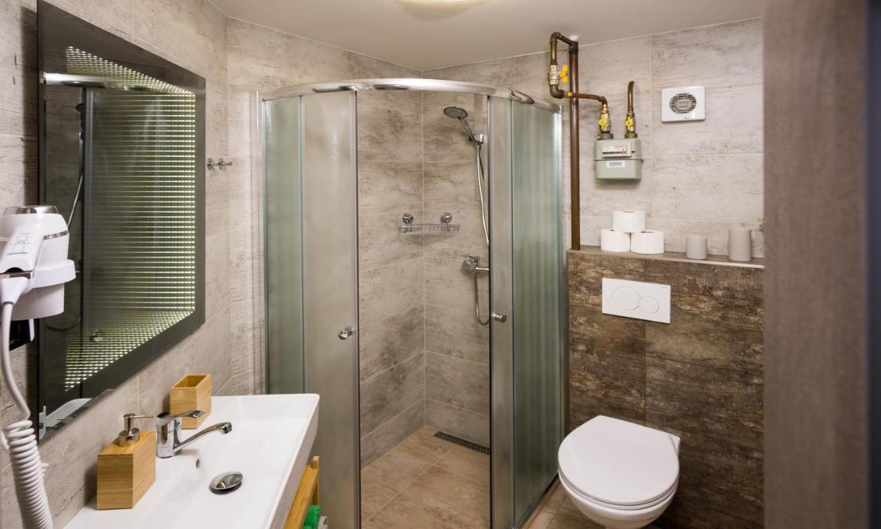 Flying Bed Apartment Close To Prague Castle And Airport ภายนอก รูปภาพ