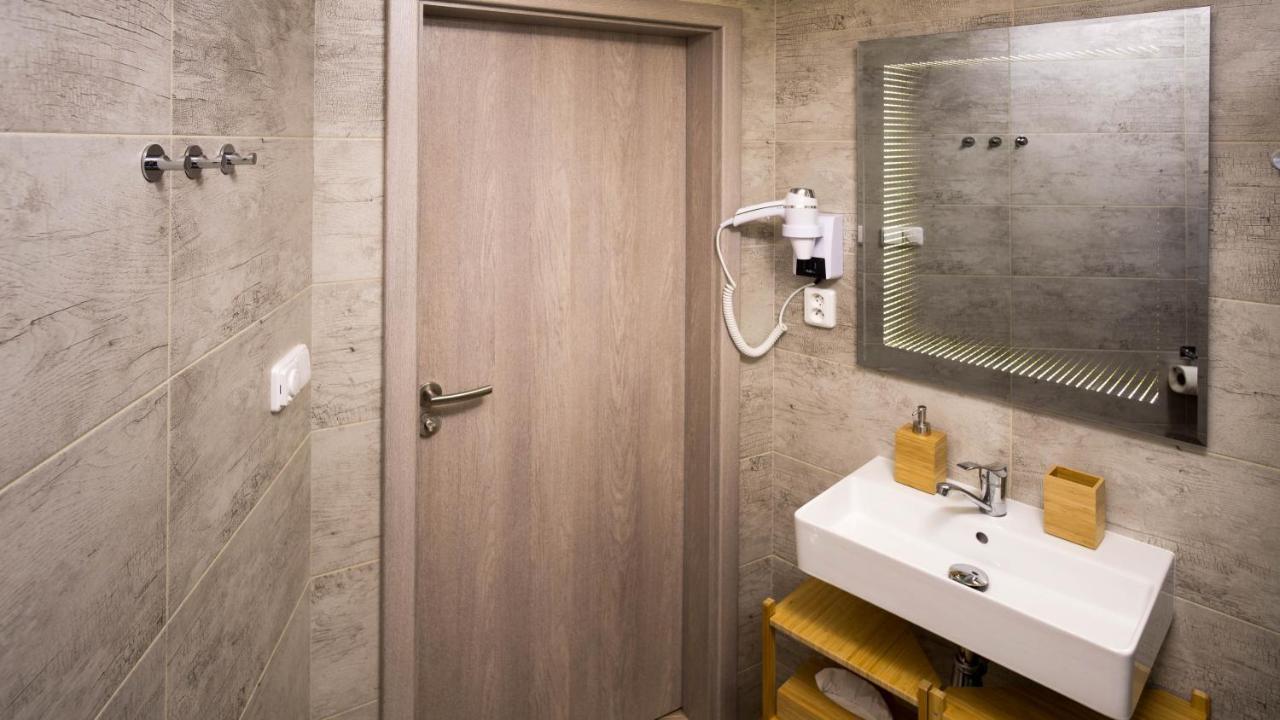 Flying Bed Apartment Close To Prague Castle And Airport ภายนอก รูปภาพ